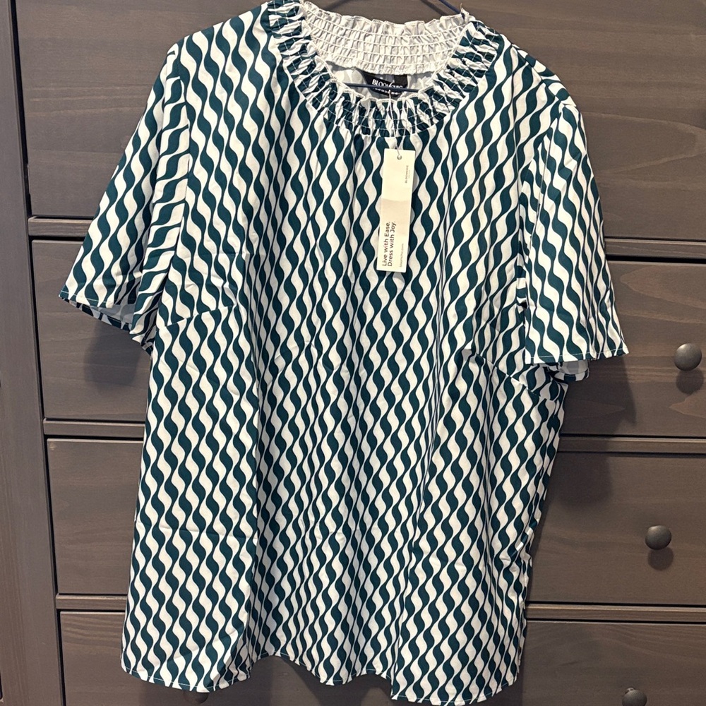 BloomChic Short Sleeve Wave-Print Shirt - Green & White